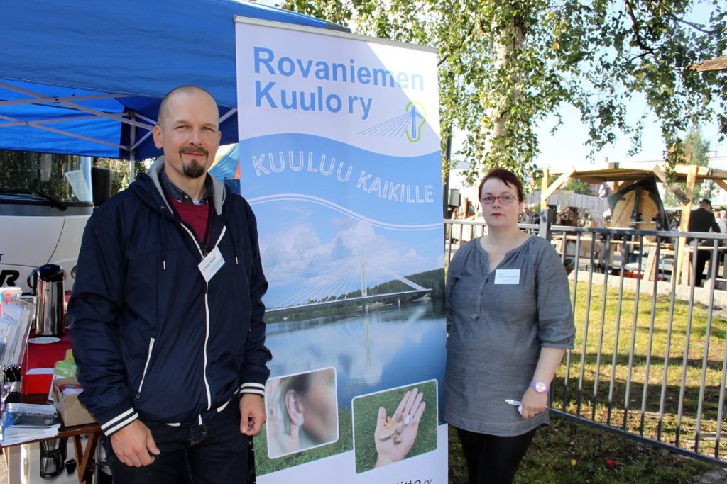 Kuuloauto Rovaniemen Wanhoilla Markkinoilla Elokuussa 2017. Kuvassa puheenjohtaja Janne Alkki ja sihteeri/rahastonhoitaja Tiina Vanhanarkaus. (kuva Erkki Ahonen)