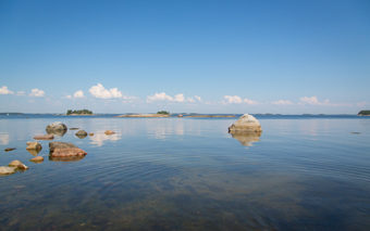 Merenrantaa Sipoon saaristossa.
