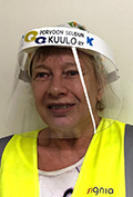 Arja Niemelä visiiri kasvoillaan.