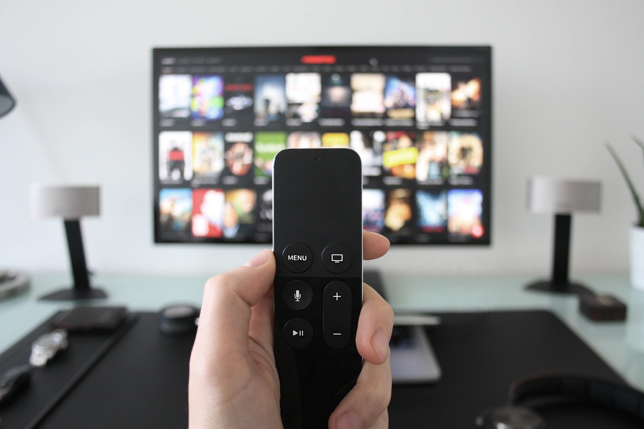 Kaukosäädin ja televisio.