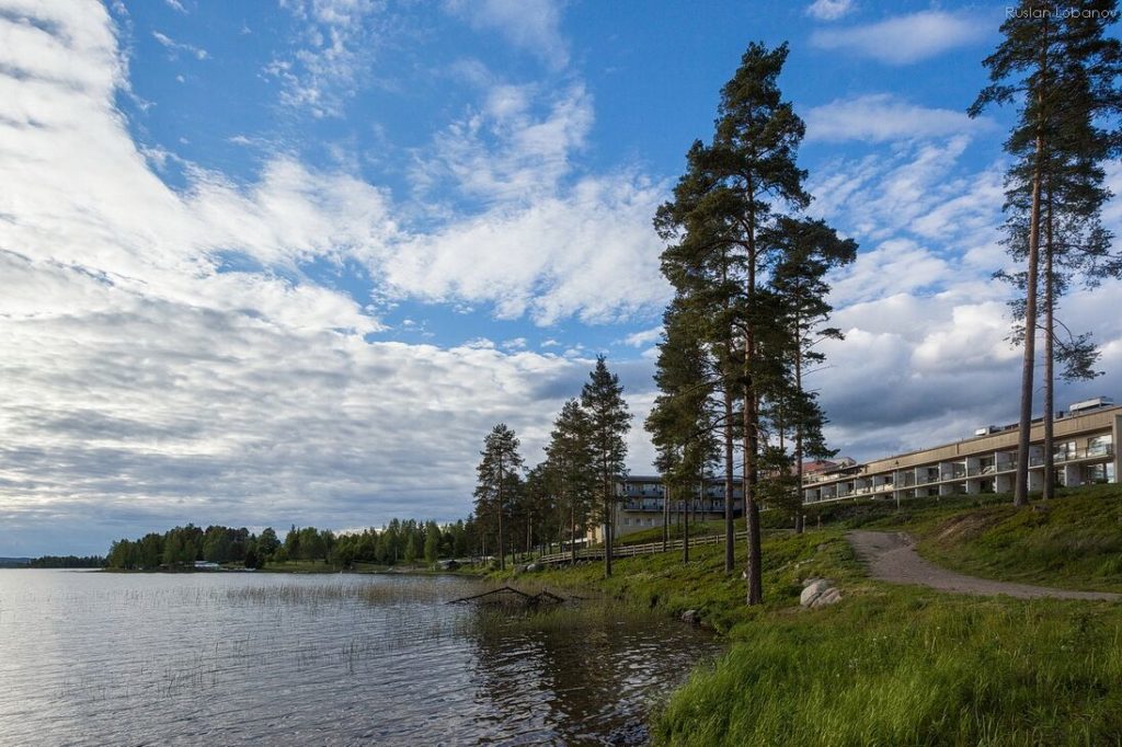 Hotelli Peurunka järven rannalla.
