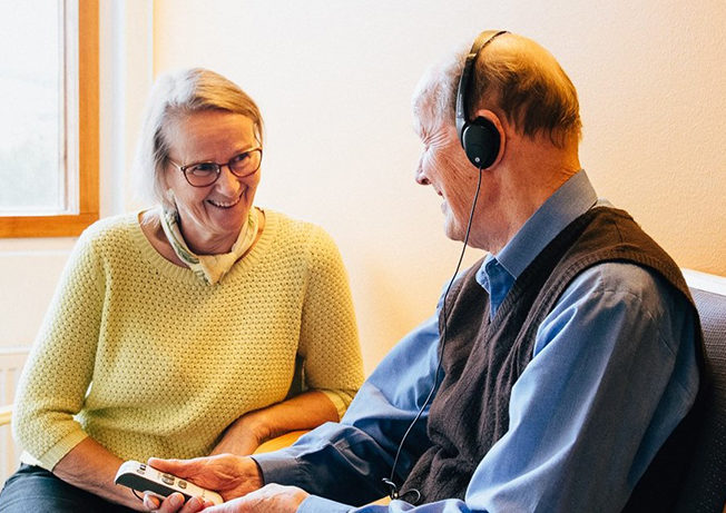 Nainen ja mies istuvat vierekkäin tutustuvat fm-laitteeseen.