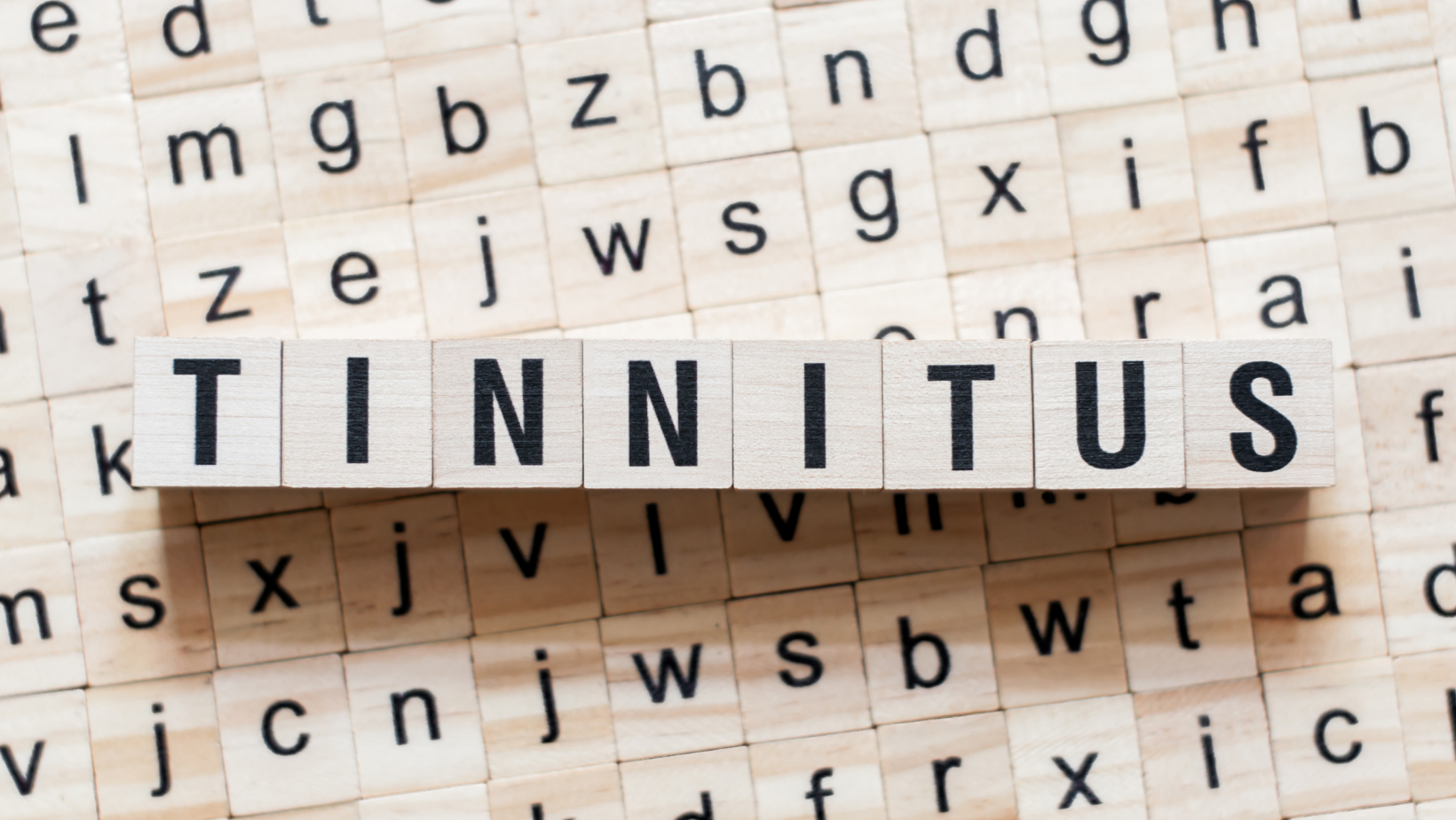Puupalikoista muodostettu sana tinnitus.