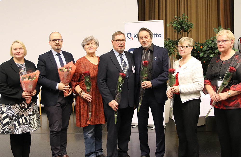 Kuvassa: Taru Reinikainen, Janne Alkki, Maria Kananen, Seppo Ketonen, Olavi Taipale, Sirkka-Liisa Hakala-Rahko ja Eija Mäntymäki.