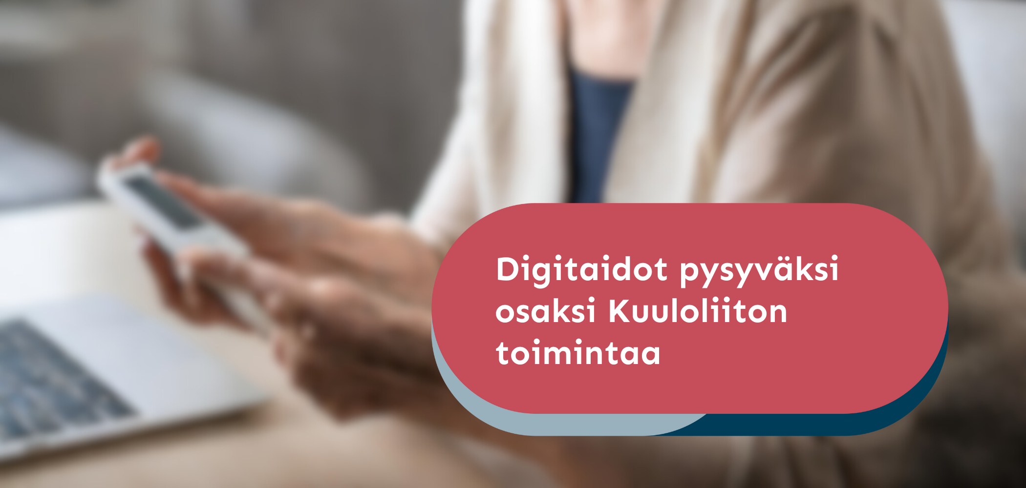 Puhelinta käyttävät kädet