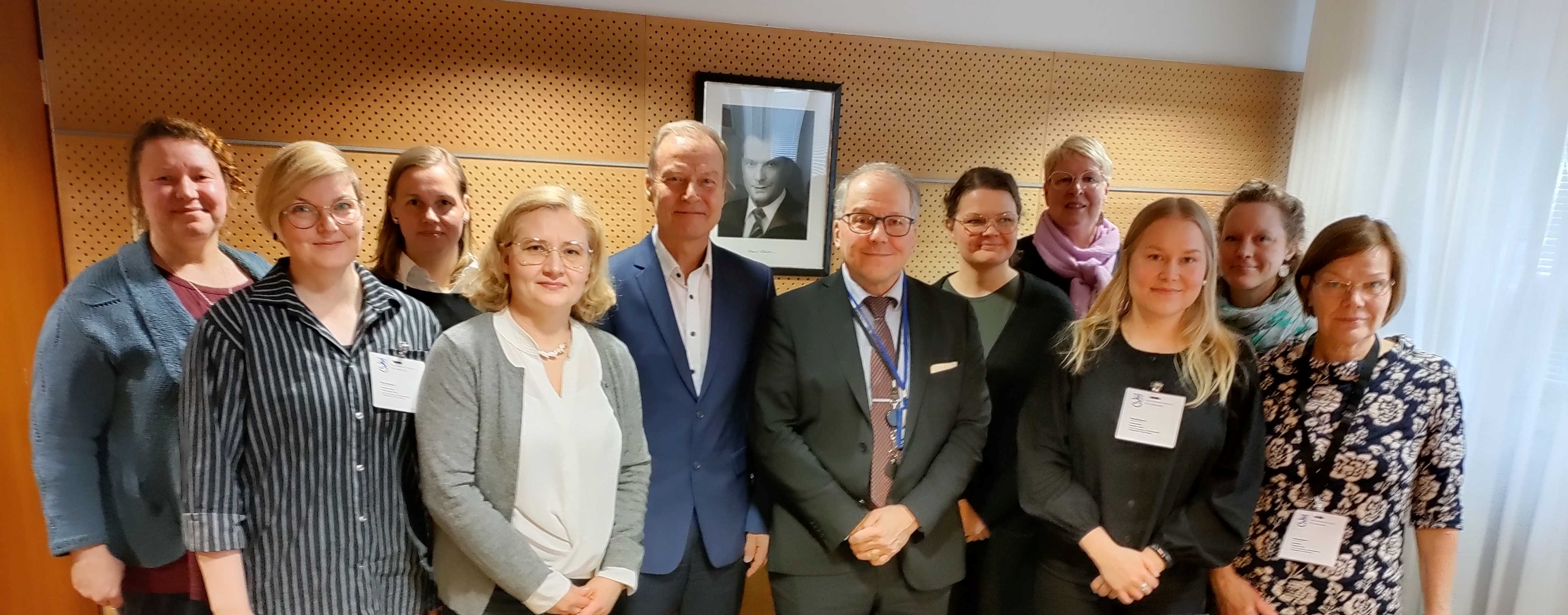 Järjestöjen edustajat ja erityisavustaja Peurasaari yhteiskuvassa.