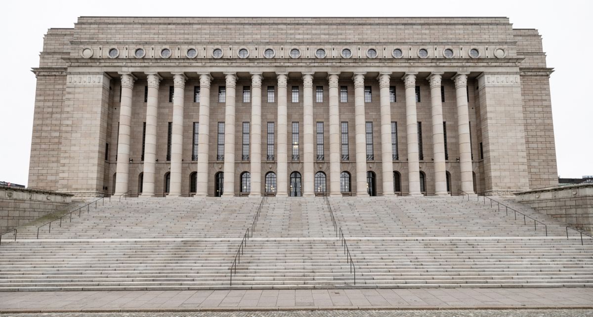 Eduskuntatalo edestä päin kuvattuna.