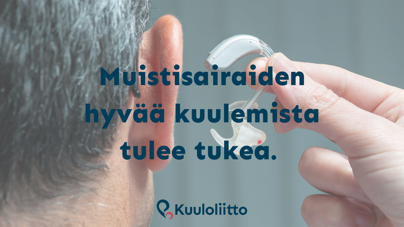 Kuvassa miehen takaraivo, johon ollaan asettamassa kuulokojetta. Keskellä teksti Muistisairaiden hyvää kuulemista tulee tukea.