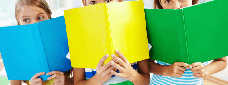 kuvassa kolme lasta pitää kansioita kasvojensa edessä. alareunassa Kuuloliiton logo ja teksti #OllaanHetkiHiljaa 6.-10.10.2025