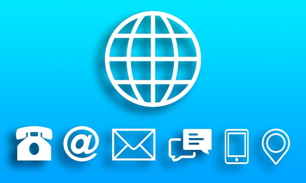 Kuvitus, joka symboloi viestintää: sinisellä taustalla valkoinen maapallon symboli sekä alareunassa viestintään liittyviä kuvakkeita, kuten puhelin, sähköposti, kirjekuori, chat-kupla, älypuhelin ja sijaintimerkki.