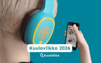 kuvassa poika katsoo puhelinta kuulokkeet korvilla. tekstinä Kuuloviikko 2026 ja Kuuloliiton logo