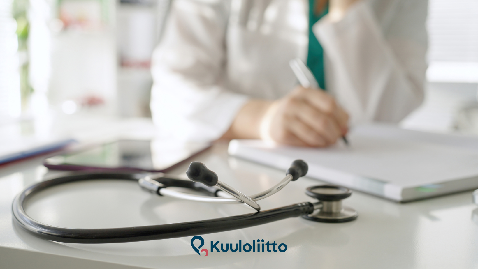 kuvassa lääkäri stetoskoopin kanssa, alhaalla Kuuloliiton logo