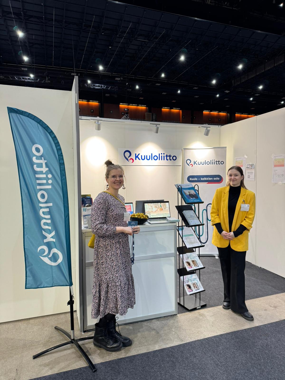 Kuvassa asiantuntijat Tiina Hattunen vasemmalla ja Oona Konttinen oikealla Kuuloliiton näyttelypisteellä Lääkäripäivillä