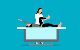 Piirros fysioterapiatilanteesta: terapeutti seisoo hoitopöydän vieressä ja avustaa selinmakuulla olevaa potilasta jalkojen venytyksessä. Yksinkertainen, tasavärinen grafiikka turkoosilla taustalla.