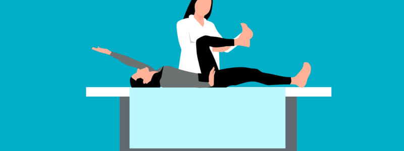 Piirros fysioterapiatilanteesta: terapeutti seisoo hoitopöydän vieressä ja avustaa selinmakuulla olevaa potilasta jalkojen venytyksessä. Yksinkertainen, tasavärinen grafiikka turkoosilla taustalla.