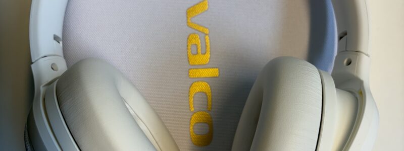 kuvassa valkeat Valcon MK25.2 kuulokkeet