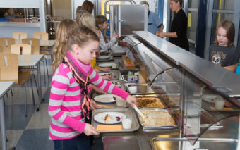 Kouluruokailu alakoulussa. Kuva: Rodeo.fi.