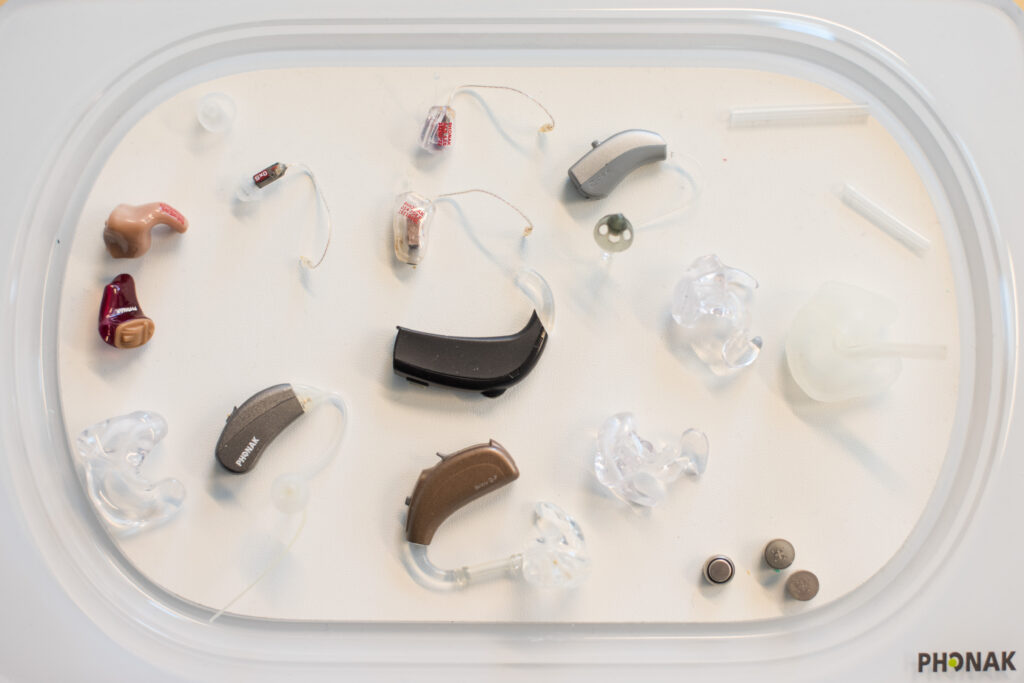 Tarjottimella erilaisia Phonakin kuulokojeita korvantauskojeista korvakäytäväkojeisiin.