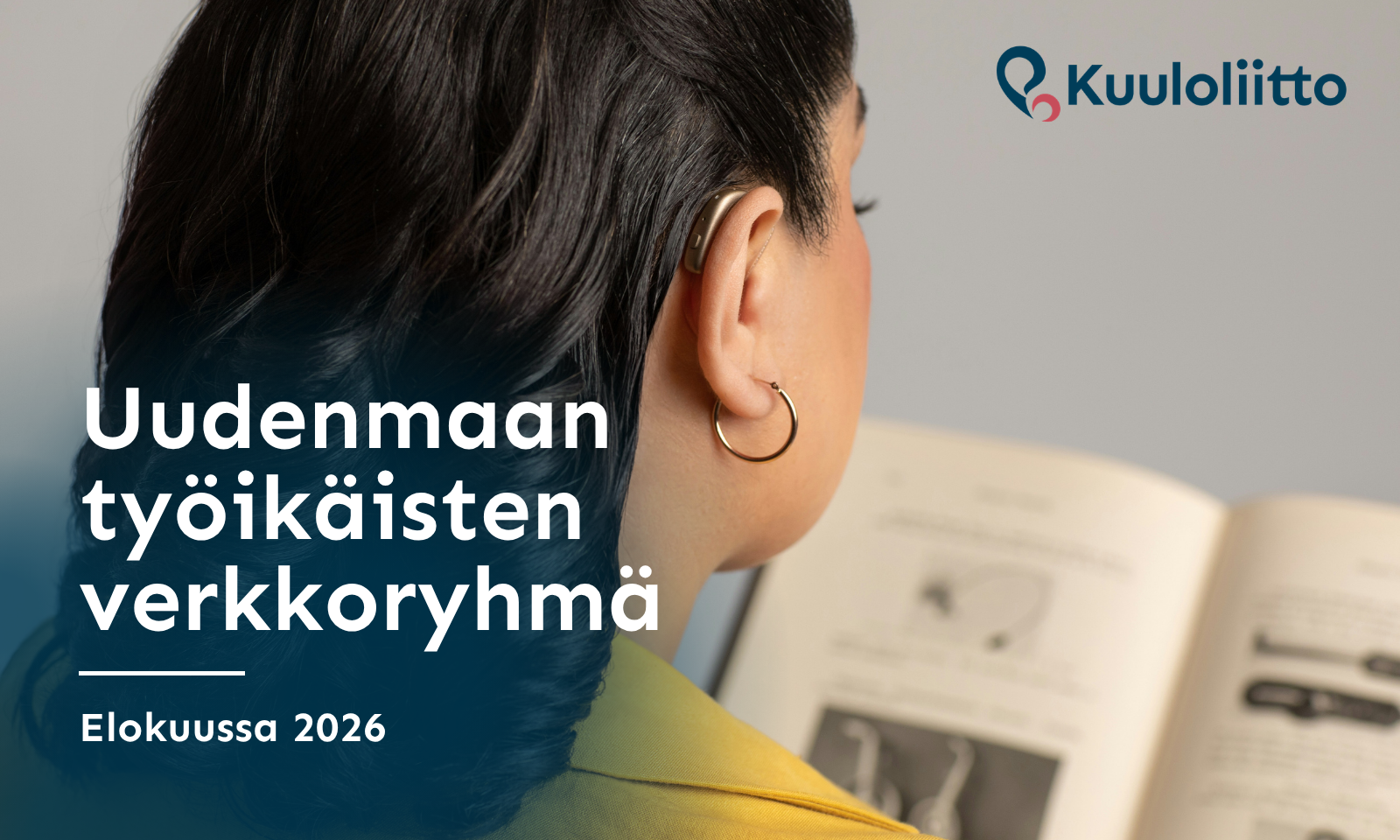 Henkilö kuvattuna sivusta lukemassa avointa kirjaa; korvassa on näkyvä kuulokoje. Kuvan päällä teksti ”Uudenmaan työikäisten verkkoryhmä” ja ”Elokuussa 2026”, sekä oikeassa yläkulmassa Kuuloliiton logo.
