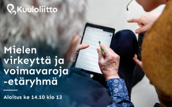 Osallistujat tarkastelevat tabletilta verkkosisältöä yhdessä. Kuvassa Kuuloliiton Mielen virkeyttä ja voimavaroja -etäryhmän mainos.