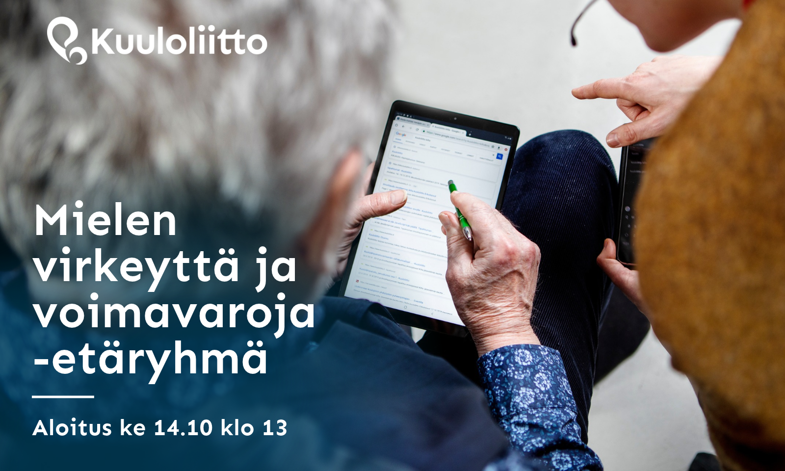 Osallistujat tarkastelevat tabletilta verkkosisältöä yhdessä. Kuvassa Kuuloliiton Mielen virkeyttä ja voimavaroja -etäryhmän mainos.
