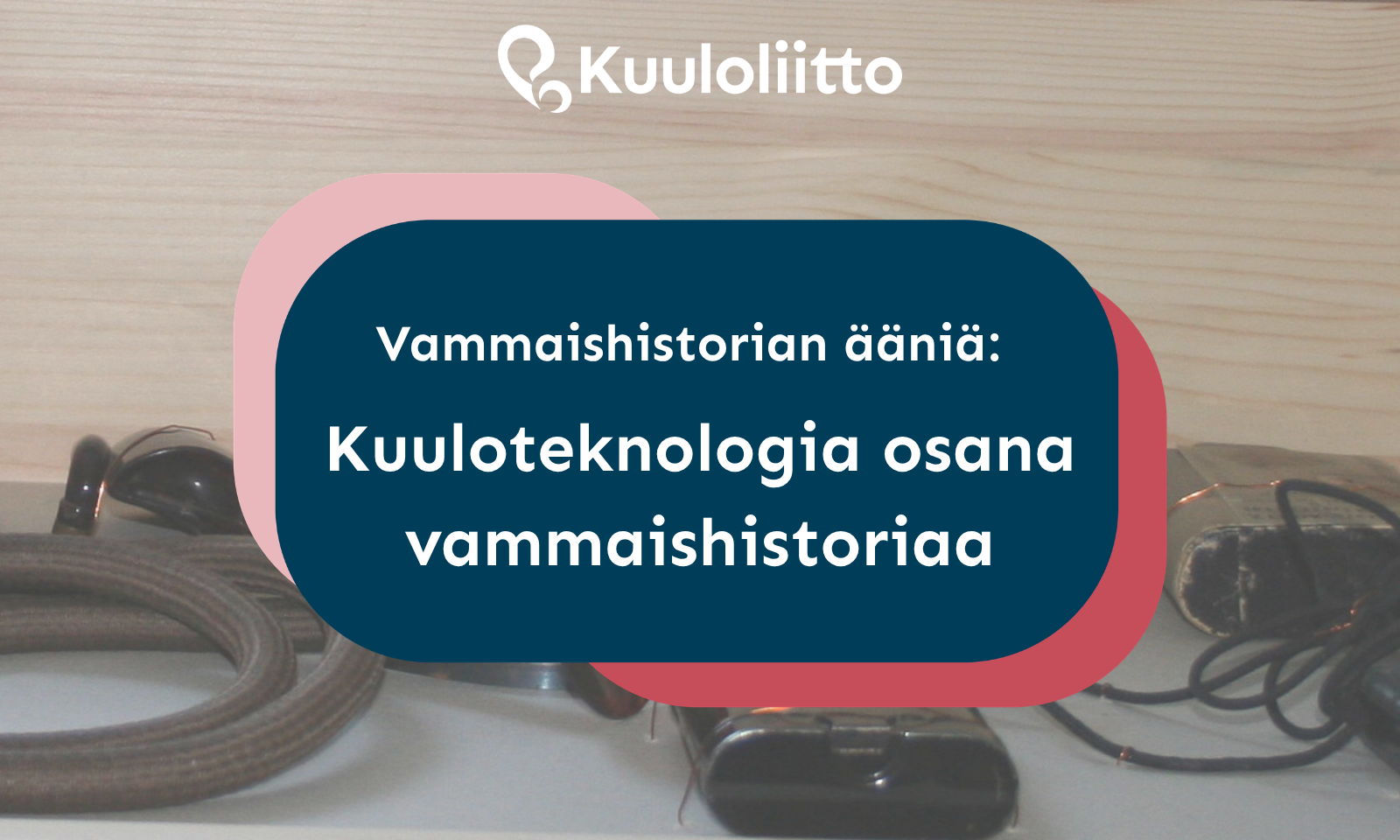 Vanhoja apuvälineitä taustalla, tekstiruudussa webinaarin otsikko ja Kuuloliiton logo.